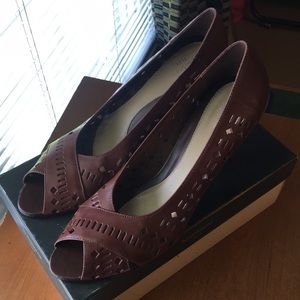 Liz Claiborne Flex Pompano pumps.